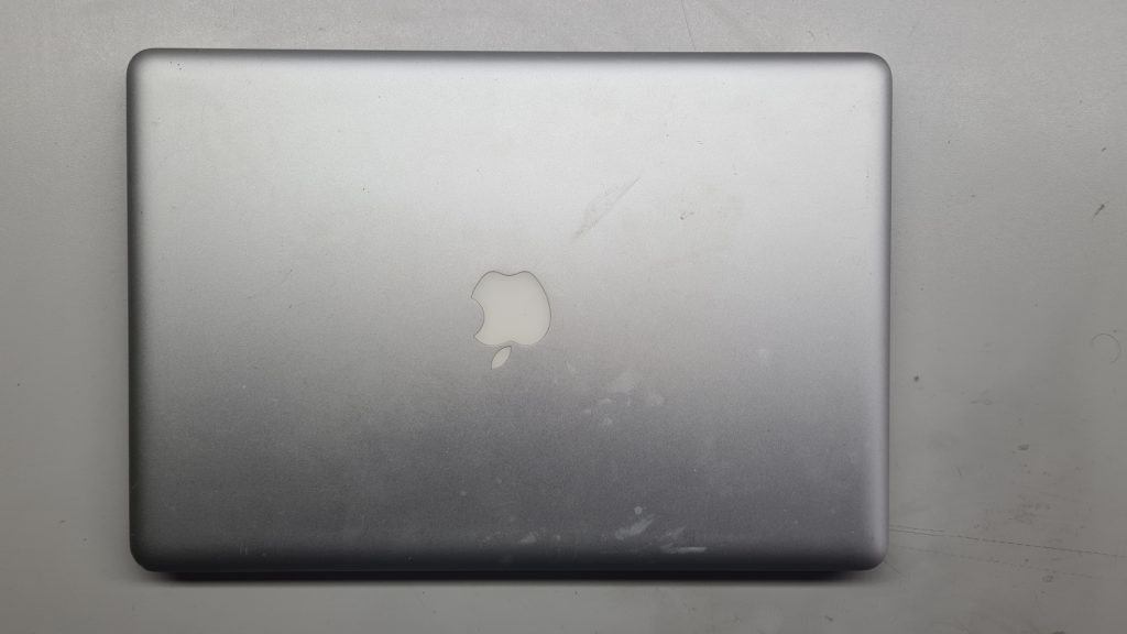 Batería MacBook extraída en mesa de taller GameSystems Leganés – Cambio batería MacBook