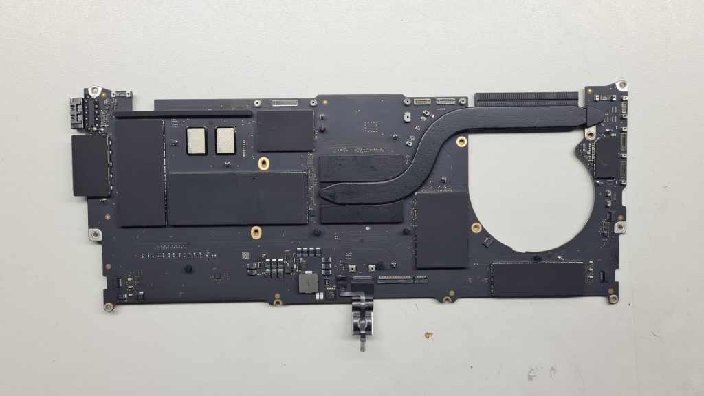 Placa base MacBook en mesa de taller GameSystems Leganés – Reparación placa lógica MacBook