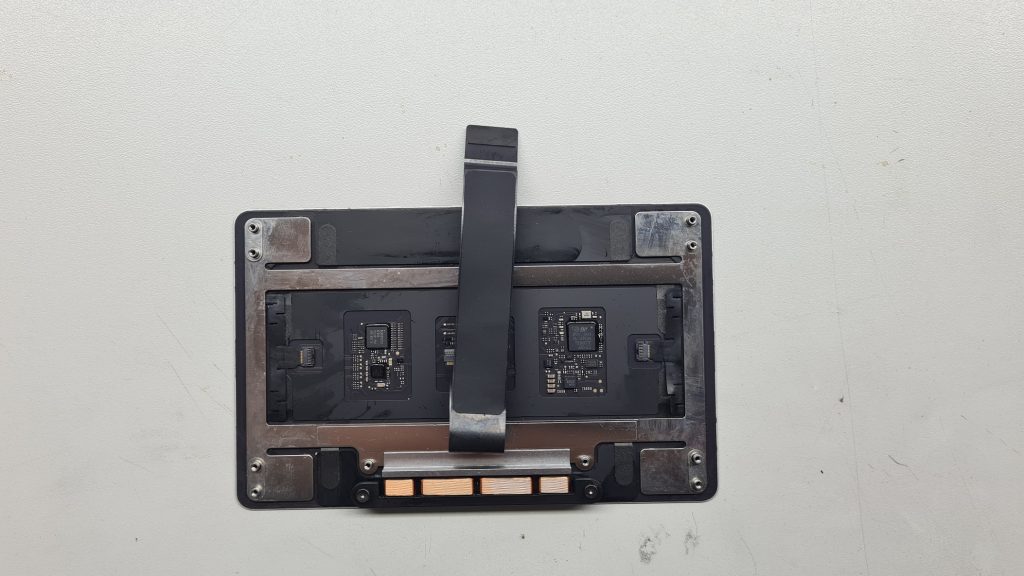 Touchpad MacBook en mesa de taller GameSystems Leganés – Reparación trackpad MacBook