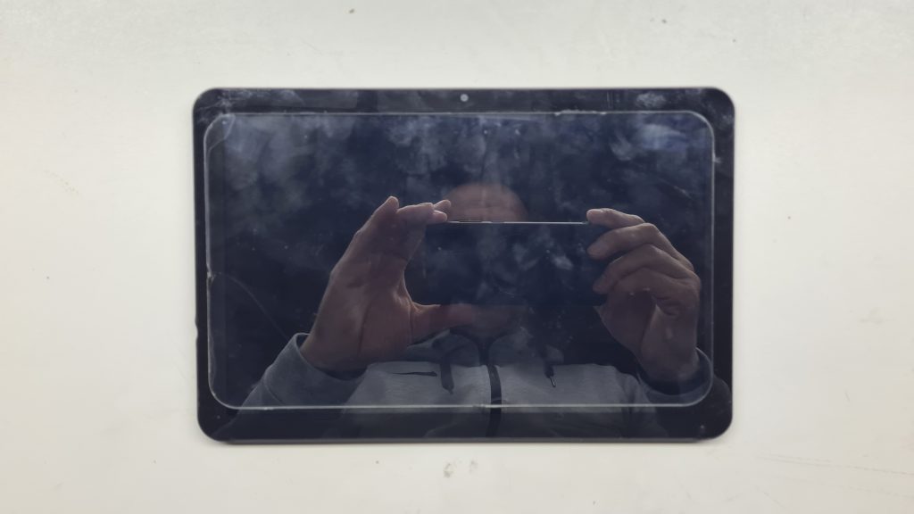 Tablet en mesa de taller GameSystems Leganés – Reparación tablet iPad Samsung