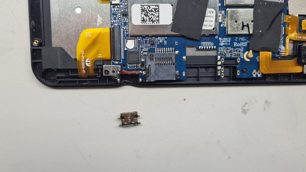 Tablet abierta con puerto USB-C dañado – Cambio puerto carga tablet GameSystems Leganés