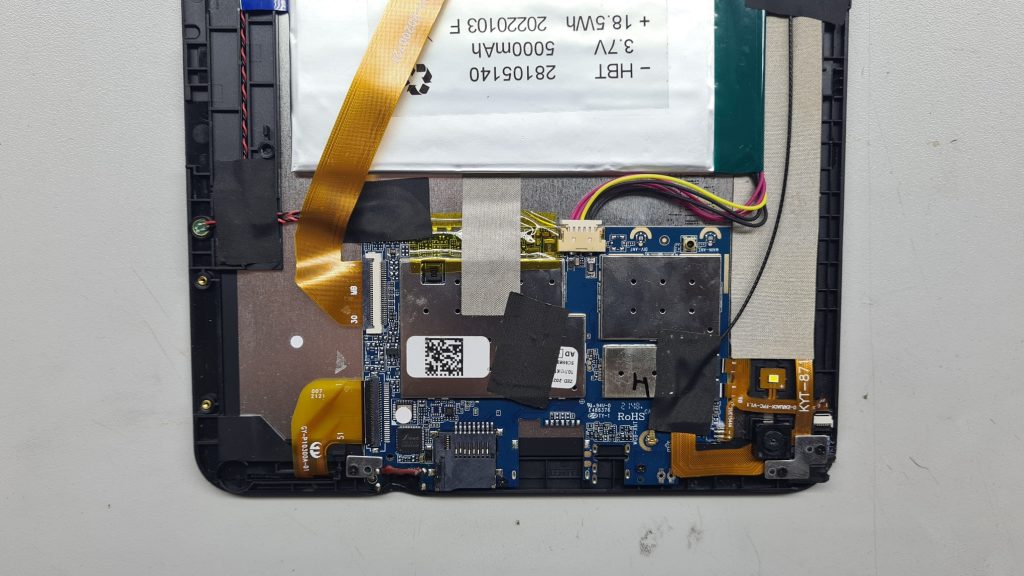 Tablet abierta con placa base dañada a la vista – Reparación placa tablet GameSystems Leganés