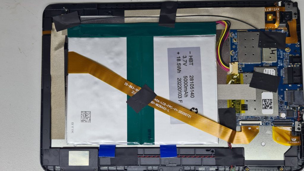 Tablet abierta con batería a la vista lista para cambio – Cambio batería tablet GameSystems Leganés