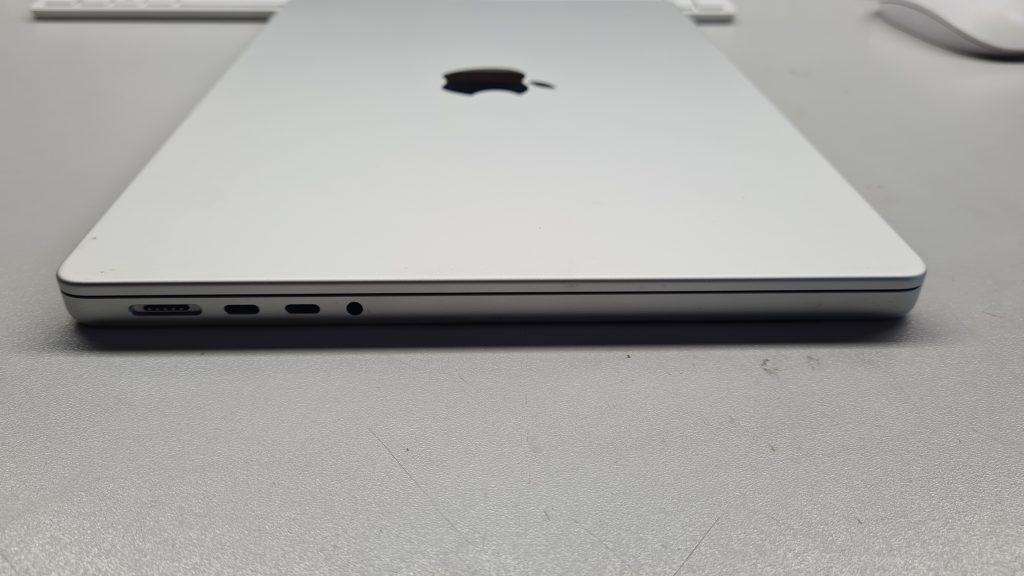 Perfil MacBook con vista puertos Thunderbolt/USB-C y HDMI – Reparación puertos MacBook GameSystems Leganés