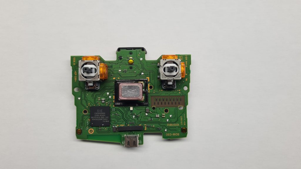 Placa base mando DualSense PS5 con joysticks magnéticos TMR instalados – Eliminación drift permanente GameSystems Leganés