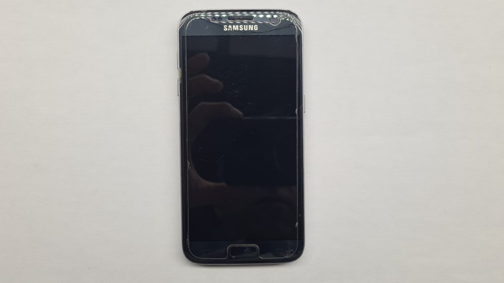 Varios móviles en mesa de taller GameSystems Leganés – Reparación móviles iPhone Samsung