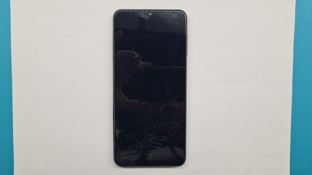 Varios móviles en mesa de taller GameSystems Leganés – Reparación móviles iPhone Samsung