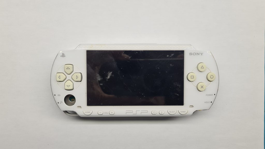 PSP en mesa de taller GameSystems Leganés – Reparación PSP retro
