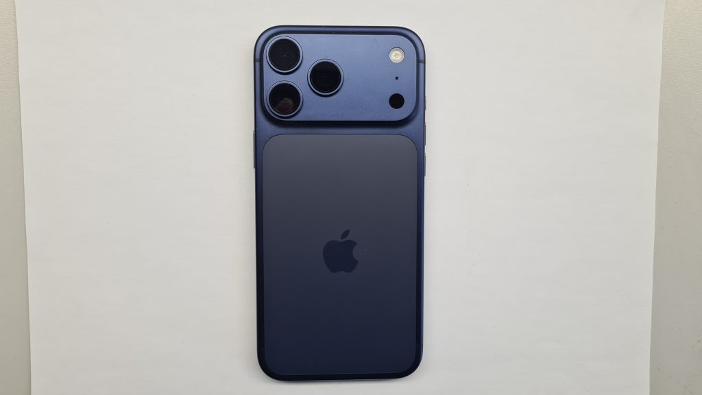 iPhones en mesa de taller GameSystems Leganés – Reparación móviles iPhone