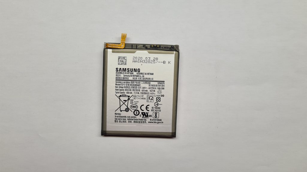 Batería móvil en mesa de taller GameSystems Leganés – Cambio batería móvil