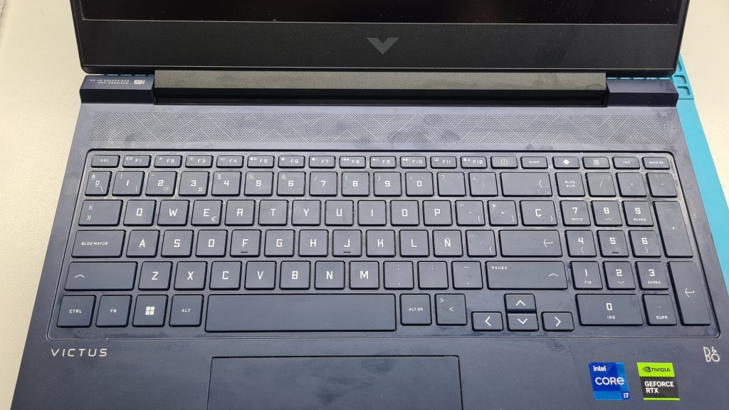 Alt text: HP Victus mojado abierto en taller – Limpieza preventiva portátil mojado Leganés