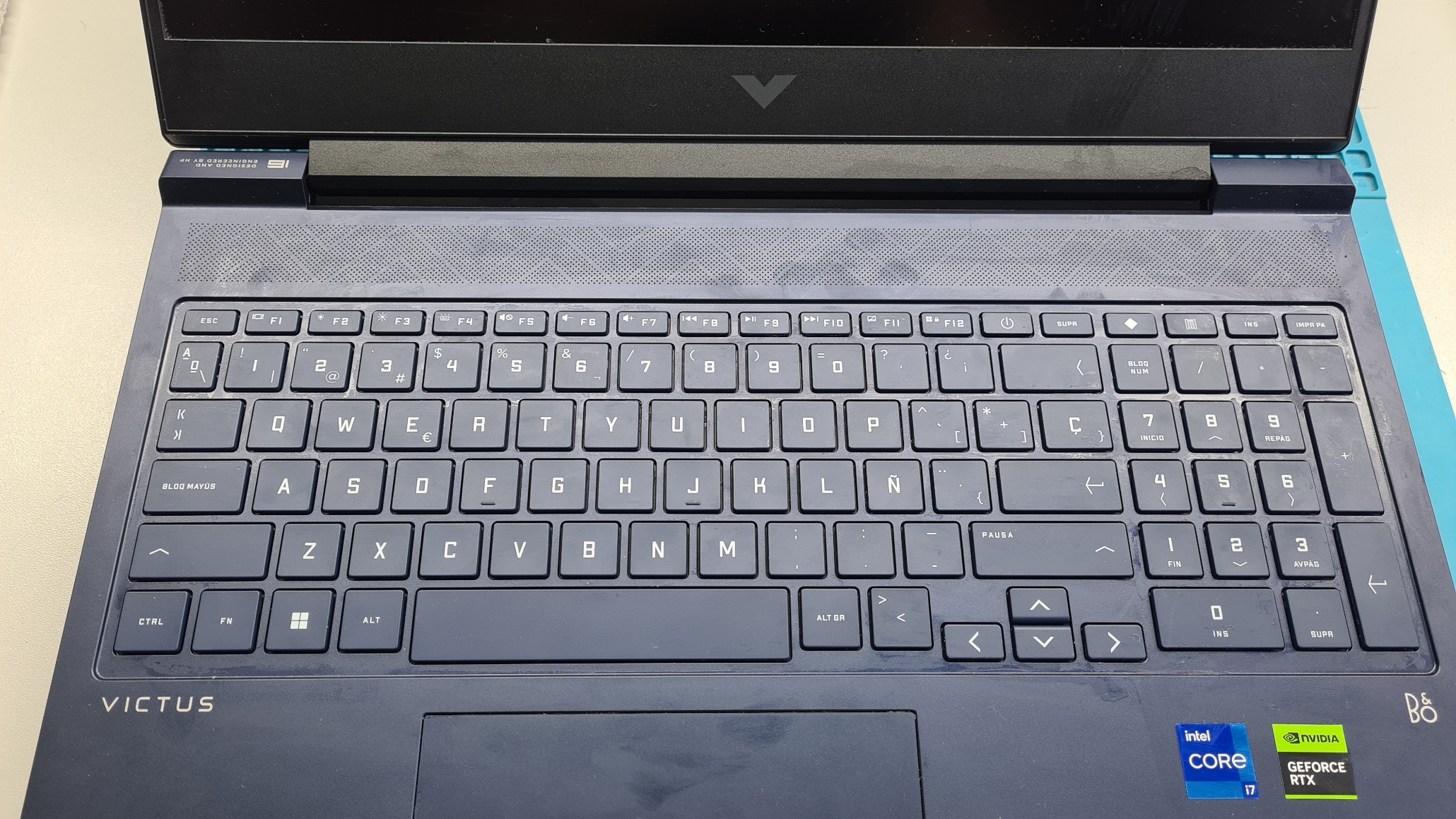 Alt text: HP Victus mojado abierto en taller – Limpieza preventiva portátil mojado Leganés