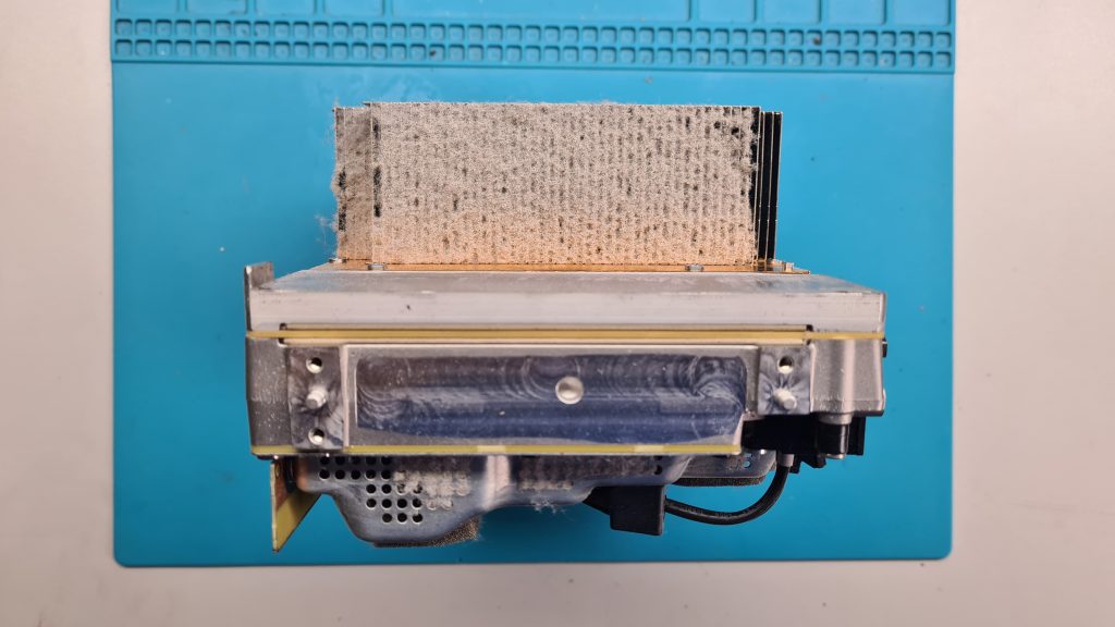 Interior de consola Xbox Series X con acumulación severa de polvo y suciedad