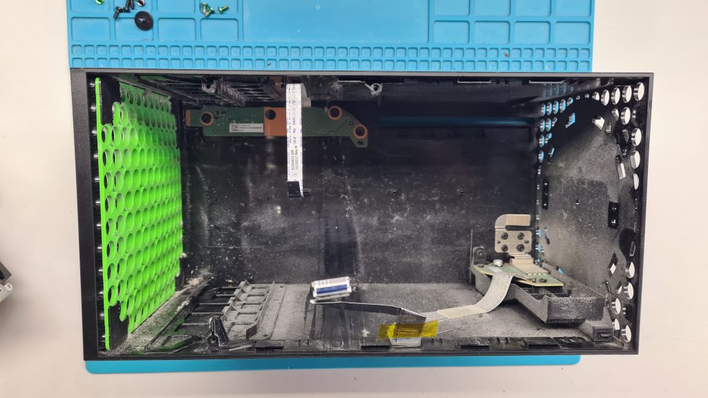 Interior de Xbox Series X abierta con disipador cubierto de polvo acumulado. mantenimiento Xbox Series X en Leganés y madrid
