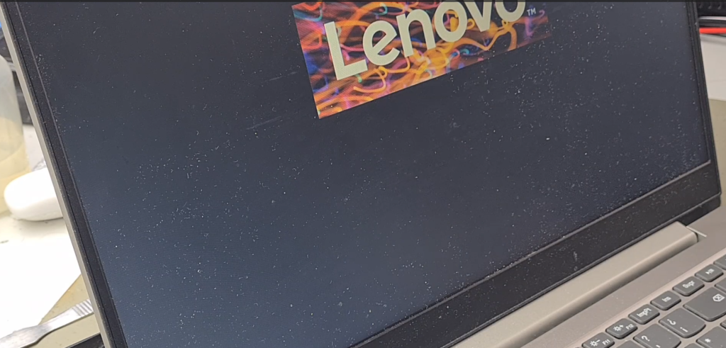 portátil Lenovo encendido mostrando imagen correctamente en pantalla tras reprogramación de BIOS y reparación en taller