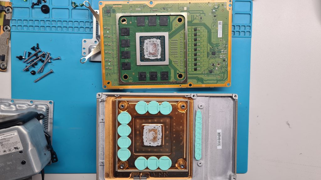 Procesador de Xbox Series X con pasta térmica seca y deteriorada que necesita sustitución