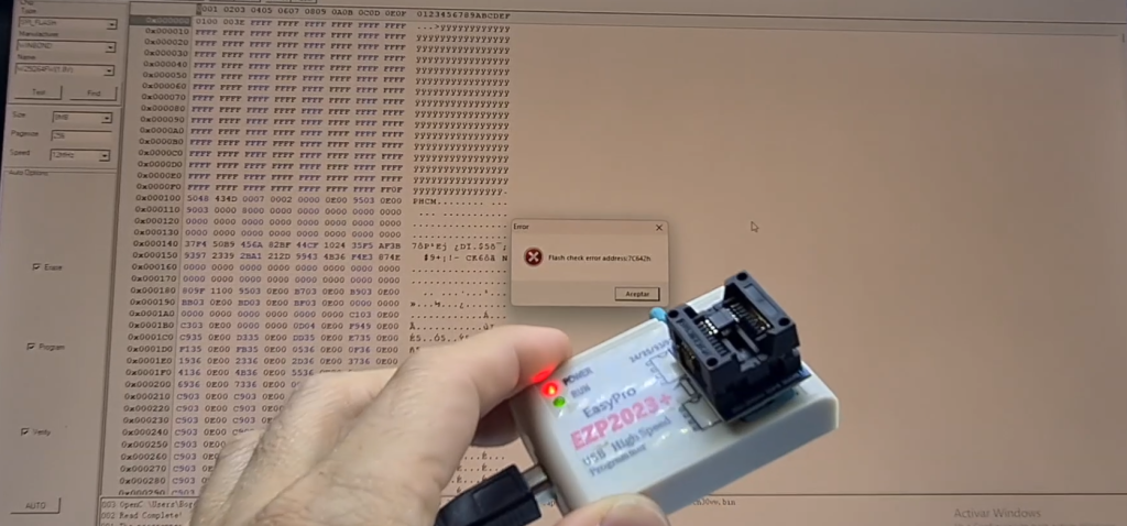 chip BIOS de portátil Lenovo conectado a programador externo CH341A para grabación de firmware original y reparación de pantalla sin imagen