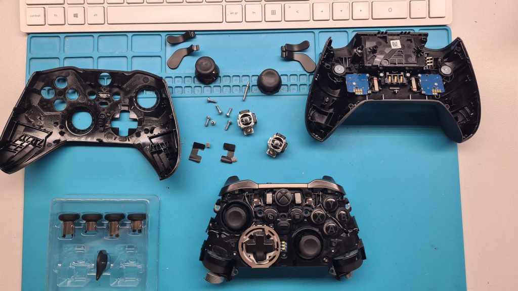 Desmontaje completo carcasas separadas, paletas traseras, placa base y joysticks originales extraídos
