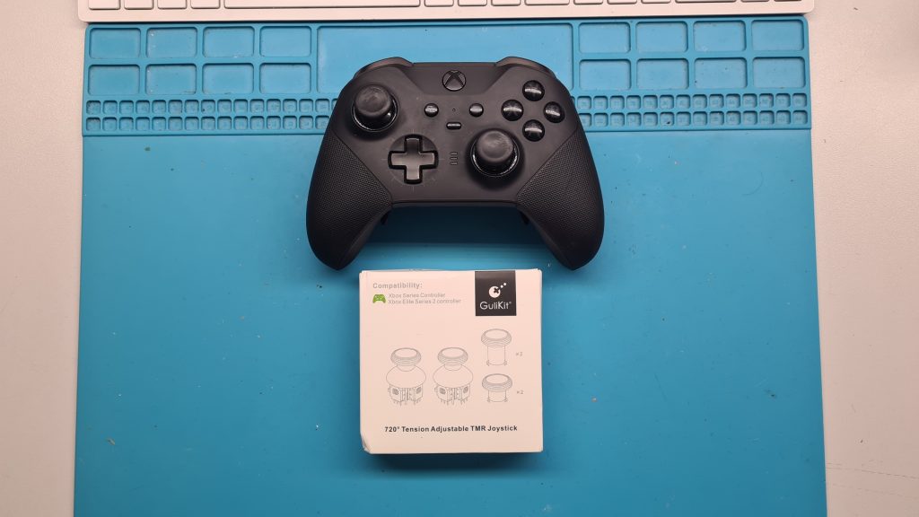 Xbox Elite Series 2 junto al kit GuliKit de joystick magnético TMR de 720
