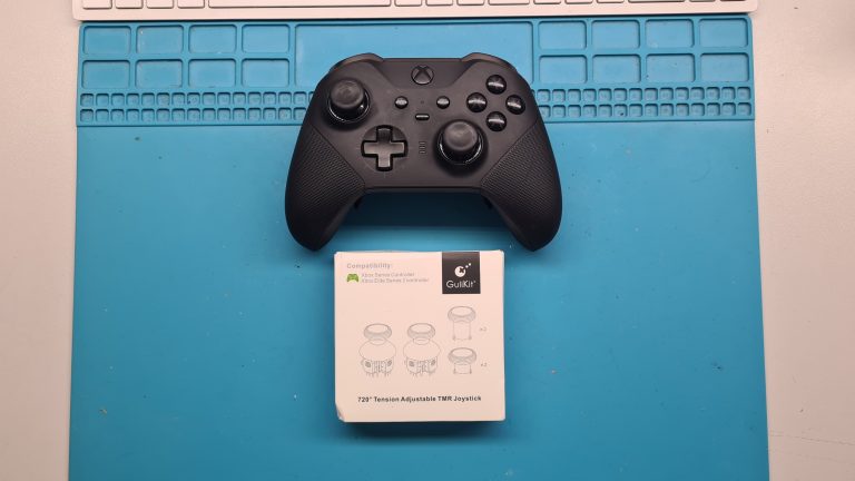 Xbox Elite Series 2 junto al kit GuliKit de joystick magnético TMR de 720