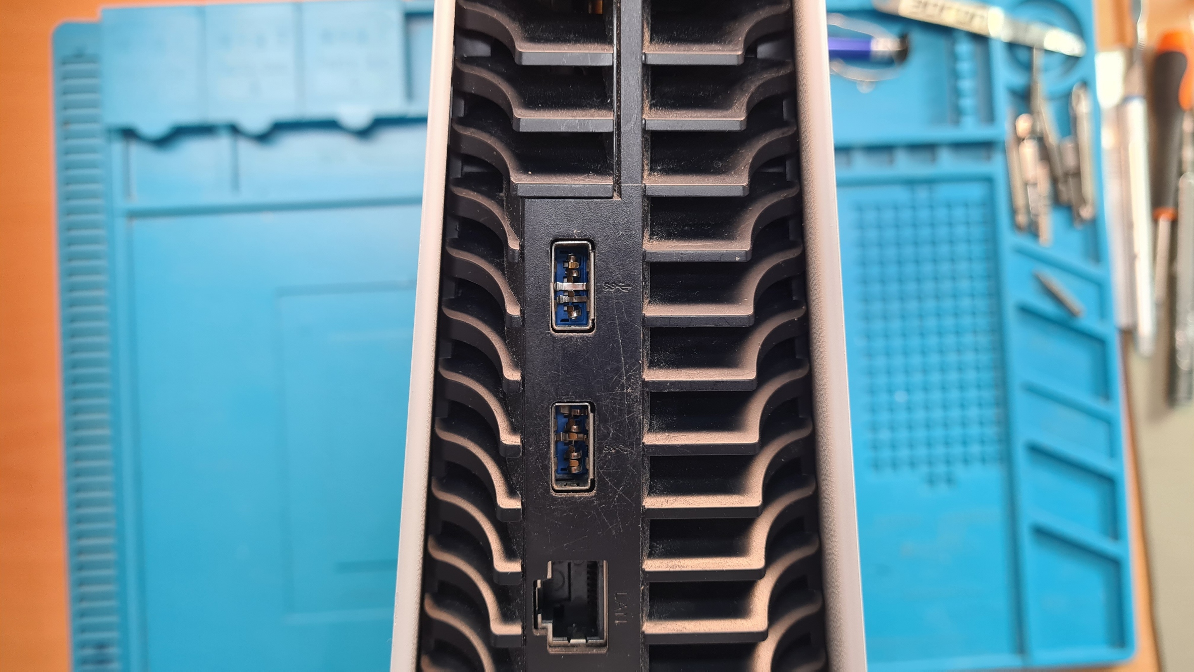 Puertos USB traseros de PS5 vistos desde el interior antes de la reparación en Fuencarral reparacion puerto usb ps5 en fuencarral