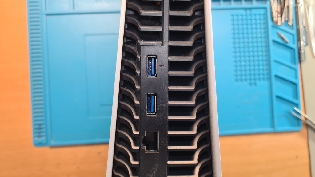 Puertos USB traseros de PS5 reparados y funcionando correctamente tras el cambio de conector