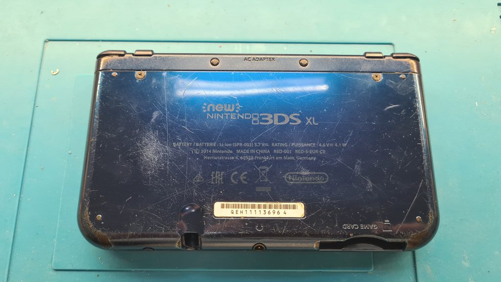 Carcasa trasera de New 3DS XL tras el cambio de pantalla en el taller GameSystems Leganés