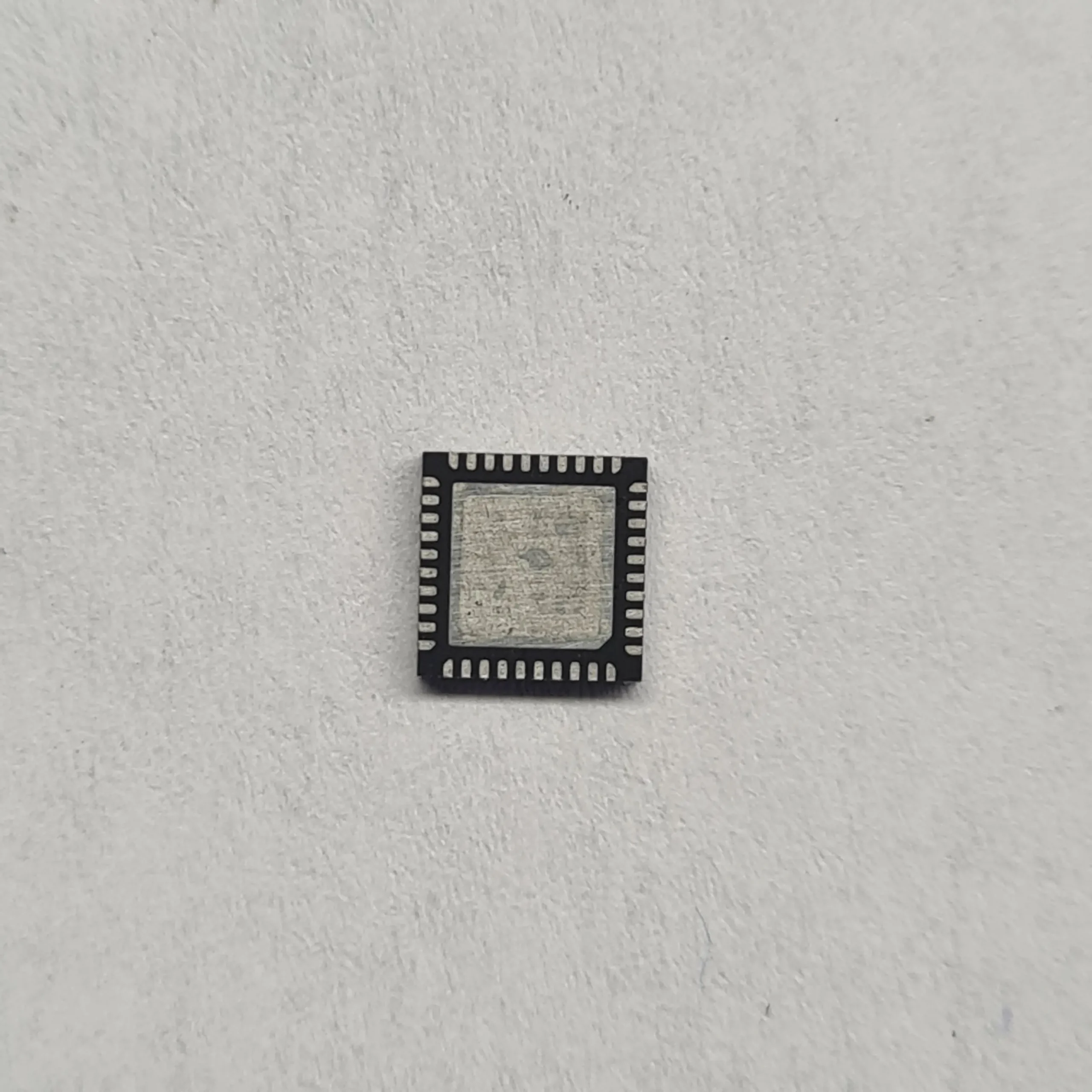 Cara inferior del chip M92T36 con los pads de soldadura BGA