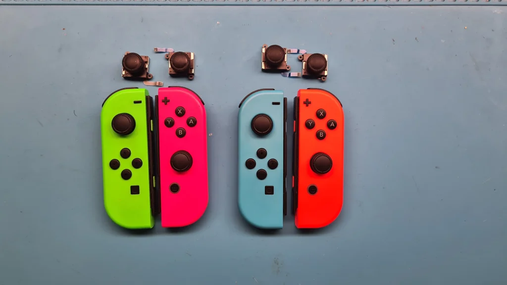 Dos pares de Joy-Con reparados por drift con sus cuatro joysticks originales retirados